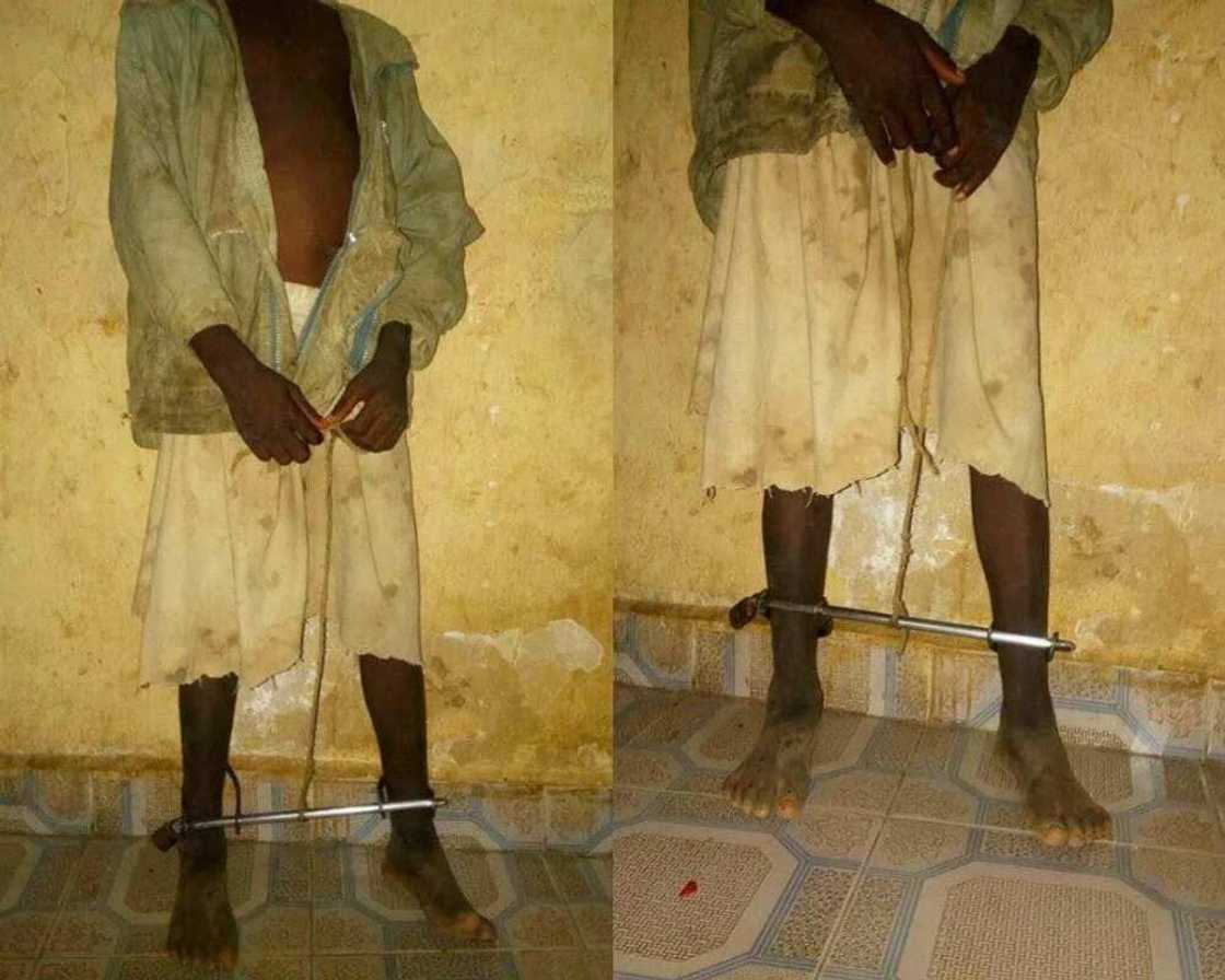 Kalli yadda wani malamin musulunci ya daure dalibinsa da mari (HOTUNA) Kalli yadda wani malamin musulunci ya daure dalibinsa da mari (HOTUNA)