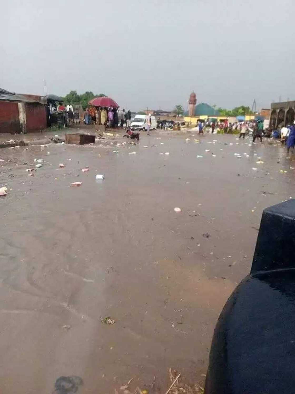 Ikon Allah baya taba karewa: An yi ruwan sama kamar da bakin kwarya a birnin Abuja da kewaye (hotuna) Ikon Allah baya taba karewa: An yi ruwan sama kamar da bakin kwarya a birnin Abuja da kewaye (hotuna)