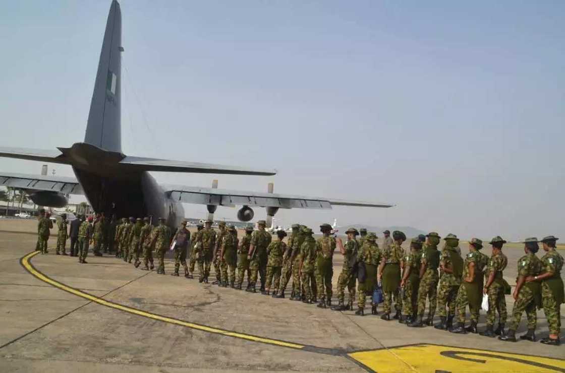 Dakarun sojojin Najeriya sun tafi Gambia domin marawa kudirin ECOWAS baya (hotuna) Dakarun sojojin Najeriya sun tafi Gambia domin marawa kudirin ECOWAS baya (hotuna)