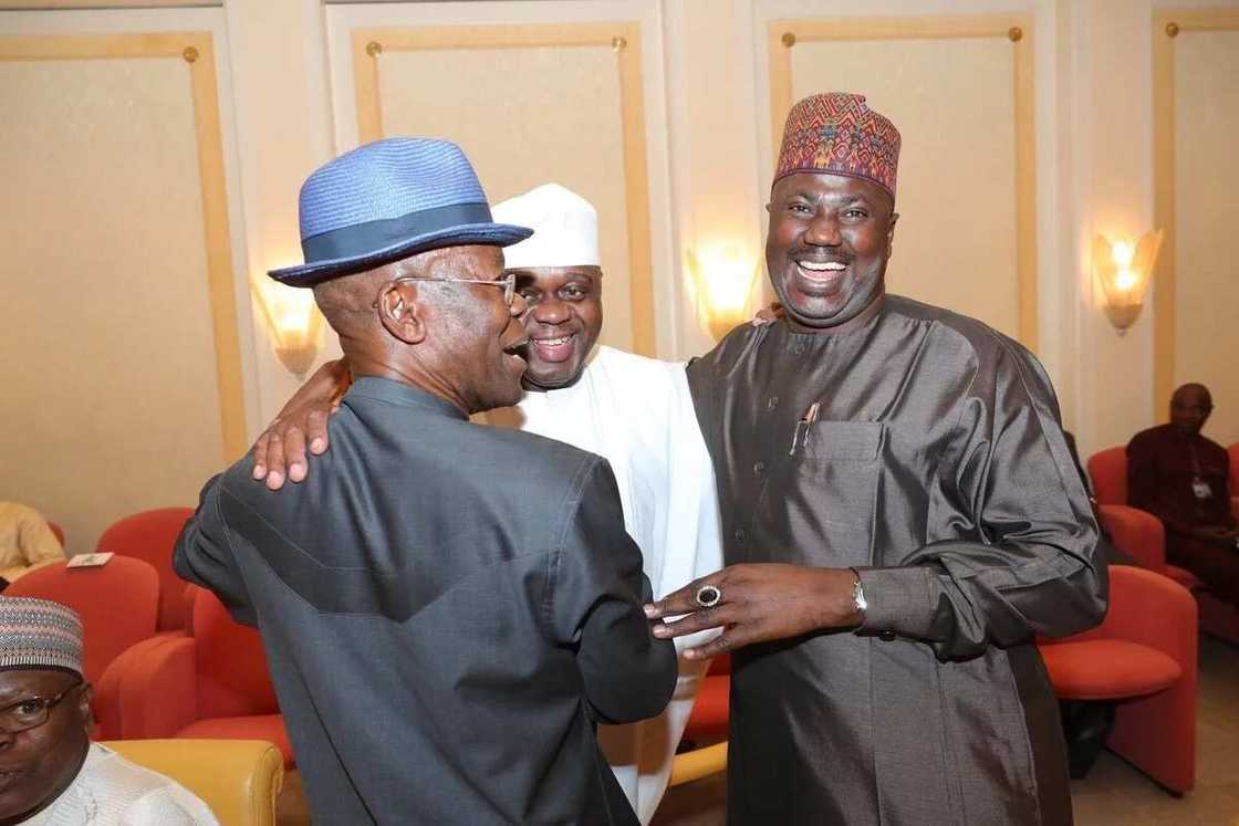 Hotuna daga ganawar Buhari da Sanatocin PDP a daren jiya Hotuna daga ganawar Buhari da Sanatocin PDP a daren jiya