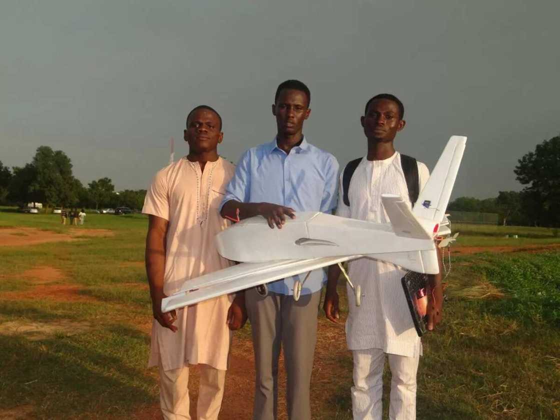 Daliban Jami’ar ABU sun kera jirgi mai yawo da kan sa Daliban Jami’ar ABU sun kera jirgi mai yawo da kan sa