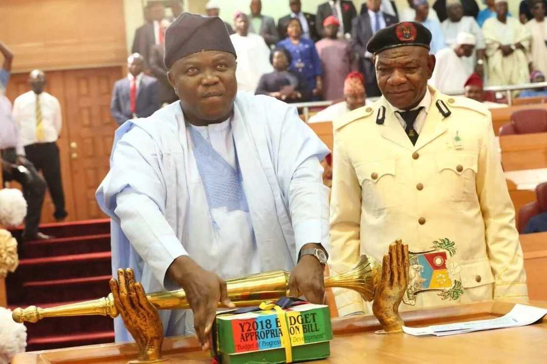 An gurfanar da barayin da suka ketara katangar ma'aikatar kasafin kudin jiha domin satar kudi An gurfanar da barayin da suka ketara katangar ma'aikatar kasafin kudin jiha domin satar kudi