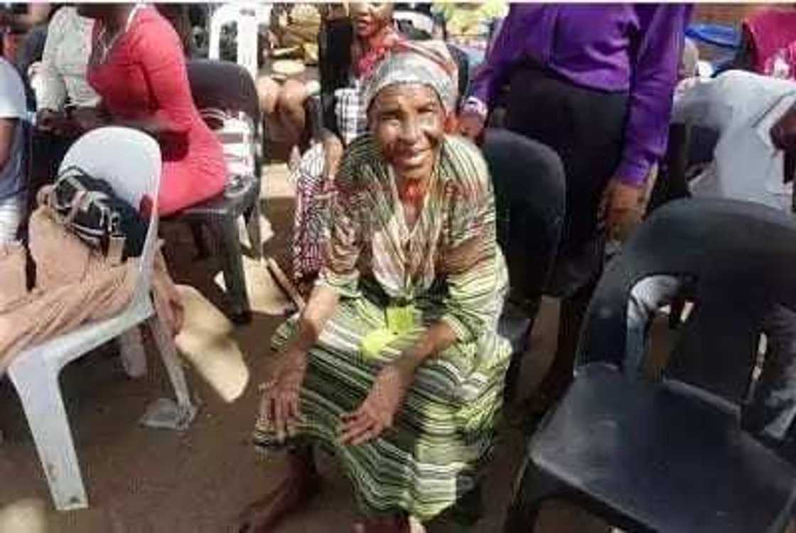 Wata tsohuwa ta bayyana yadda take harkokin maitar ta a coci Wata tsohuwa ta bayyana yadda take harkokin maitar ta a coci