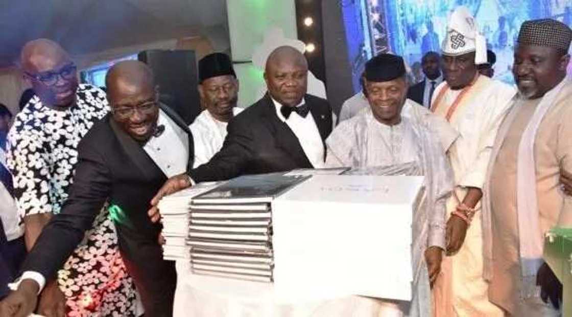 See how Fayose celebrated with APC leaders in Lagos (photos) See how Fayose celebrated with APC leaders in Lagos (photos)
