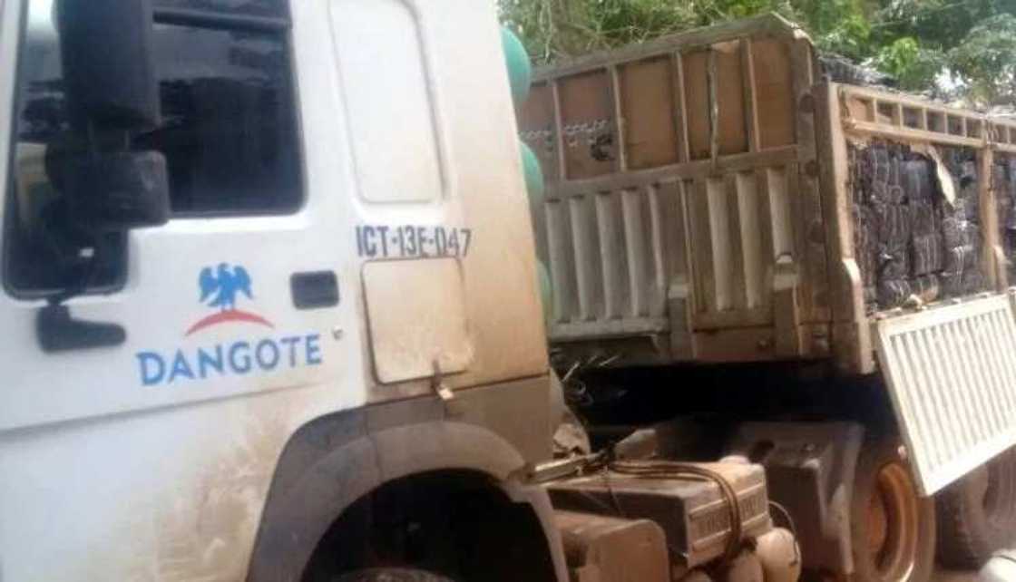 An kama motar Dangote makare da daskararrun kaji na miliyoyin naira An kama motar Dangote makare da daskararrun kaji na miliyoyin naira