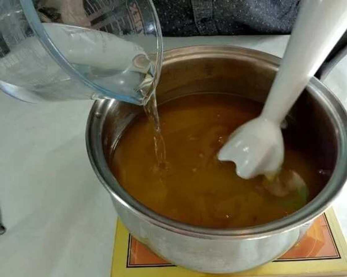 Use lye and oils to make liquid soap for bathing Use lye and oils to make liquid soap for bathing