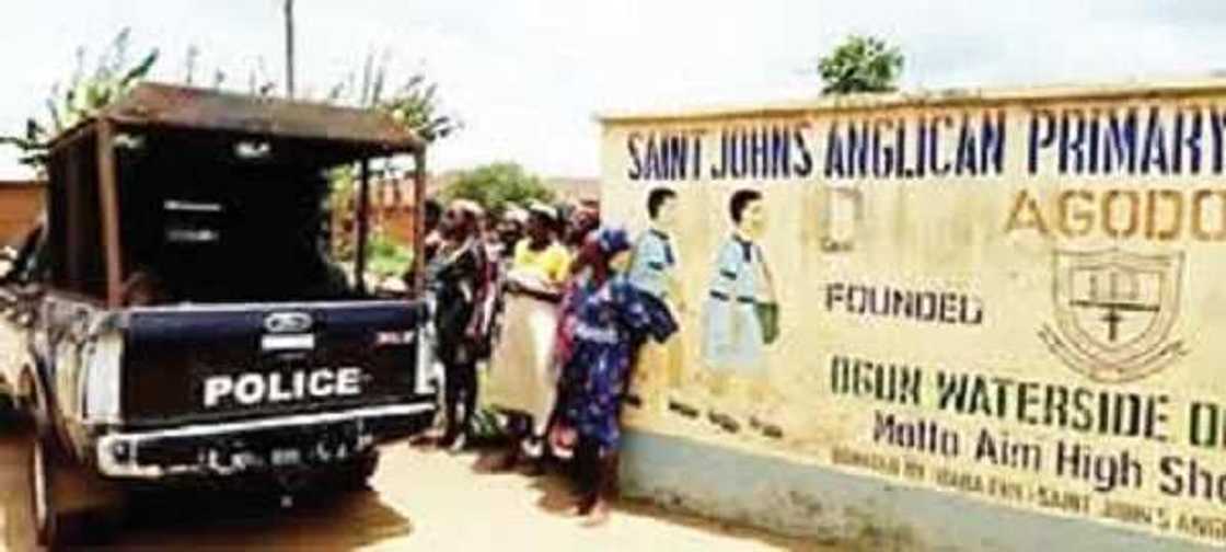 Wani mahaukaci ya shiga makarantar Ogun, ya kashe dalibai biyu Wani mahaukaci ya shiga makarantar Ogun, ya kashe dalibai biyu