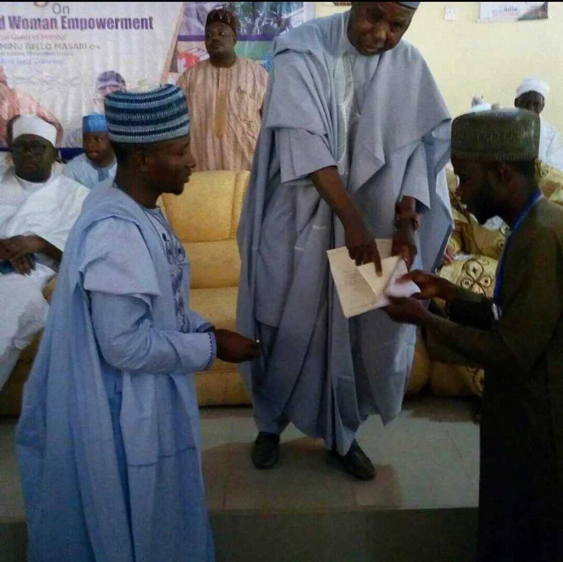 Wani Matashi ya ba Mata kayan koyon aiki da jarin kasuwanci a Katsina