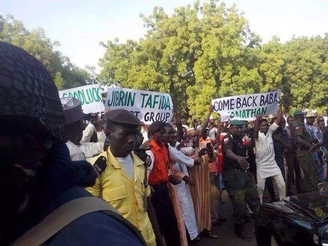 Goodluck Jonathan receives hero's welcome in Sokoto Goodluck Jonathan receives hero's welcome in Sokoto
