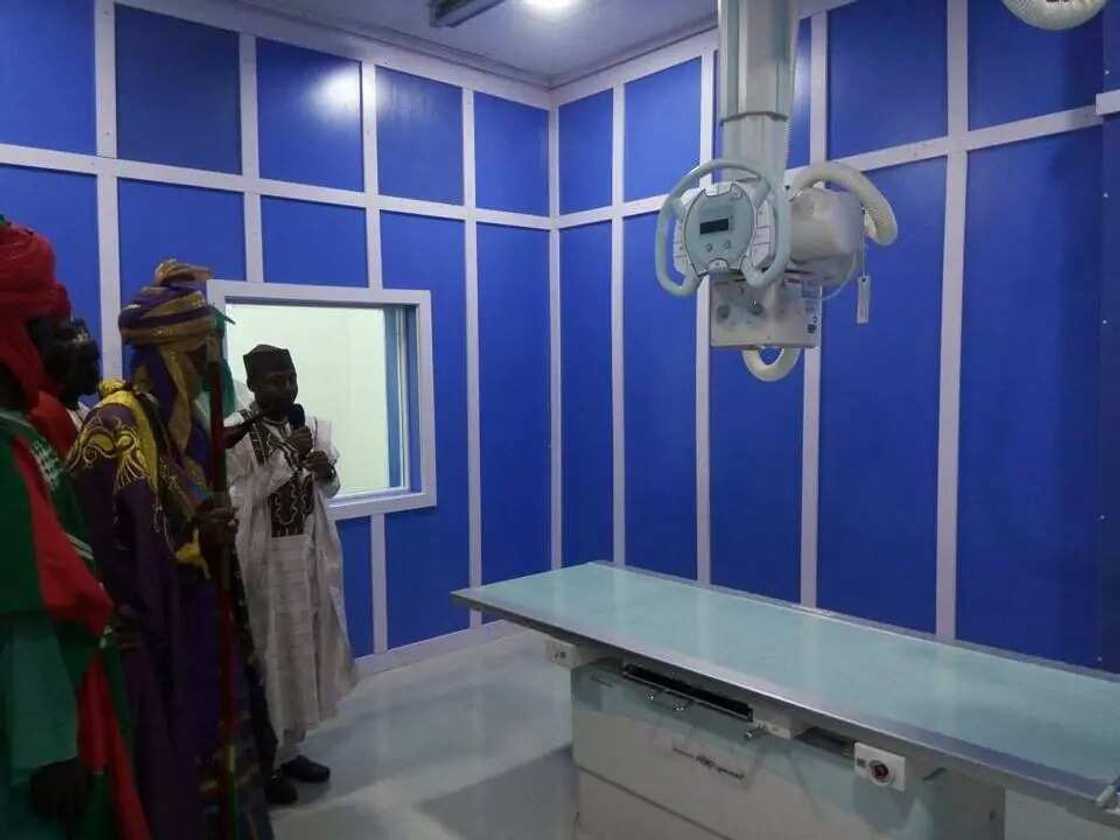 Ganduje da sarkin Kano sun kai ziyara ga sabon asibitin Giginyu da aka kammala kwanan nan (Hotuna) Ganduje da sarkin Kano sun kai ziyara ga sabon asibitin Giginyu da aka kammala kwanan nan (Hotuna)