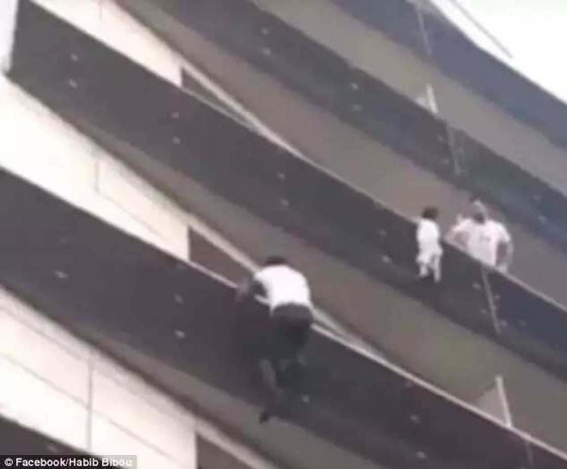 Hero West-African migrant saves 4-year-old child from Paris balcony Hero West-African migrant saves 4-year-old child from Paris balcony