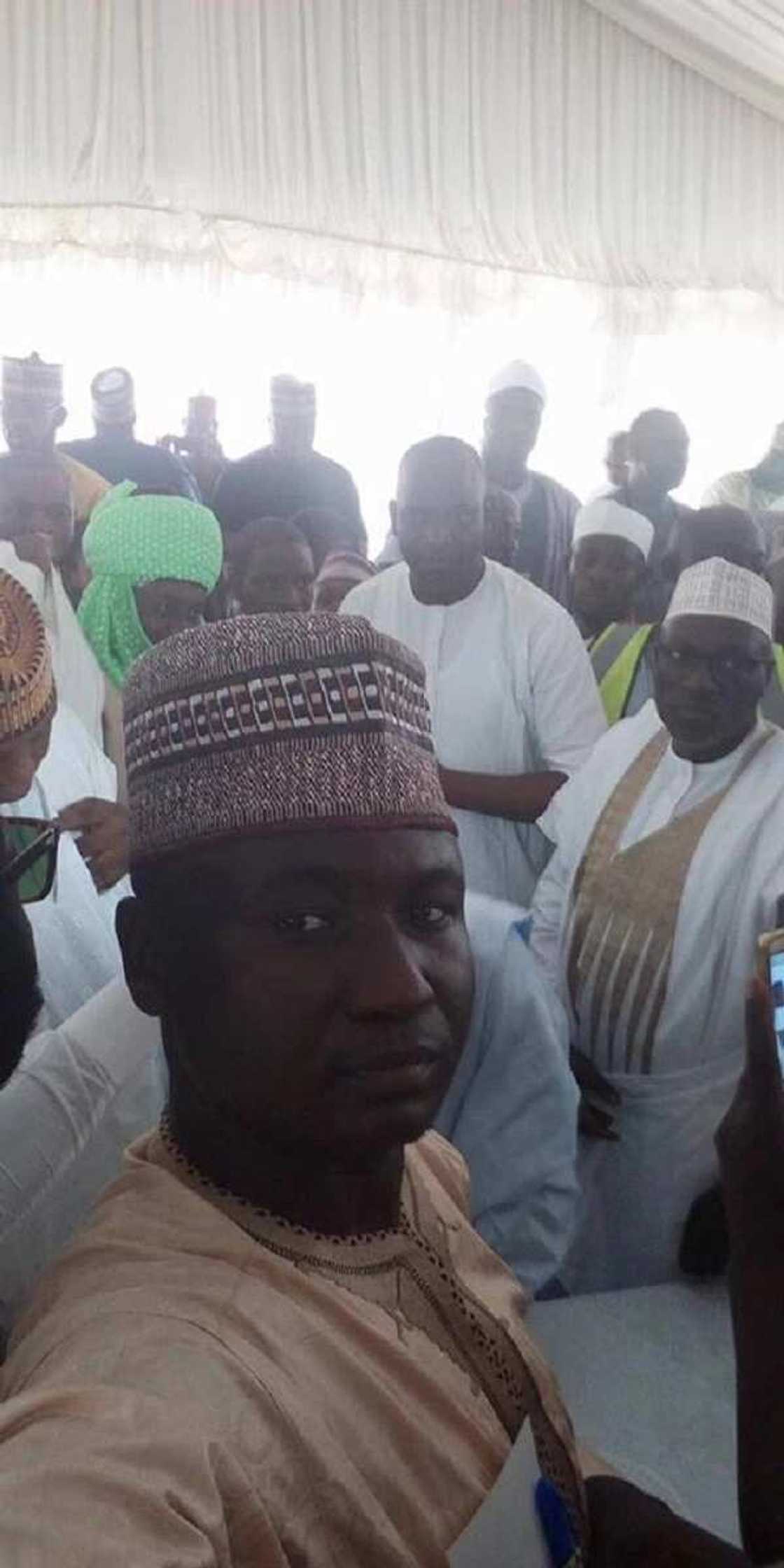 Daya daga cikin dan takarar shugaban kasa a PDP a aurar da dansa, kalli hotuna Daya daga cikin dan takarar shugaban kasa a PDP a aurar da dansa, kalli hotuna