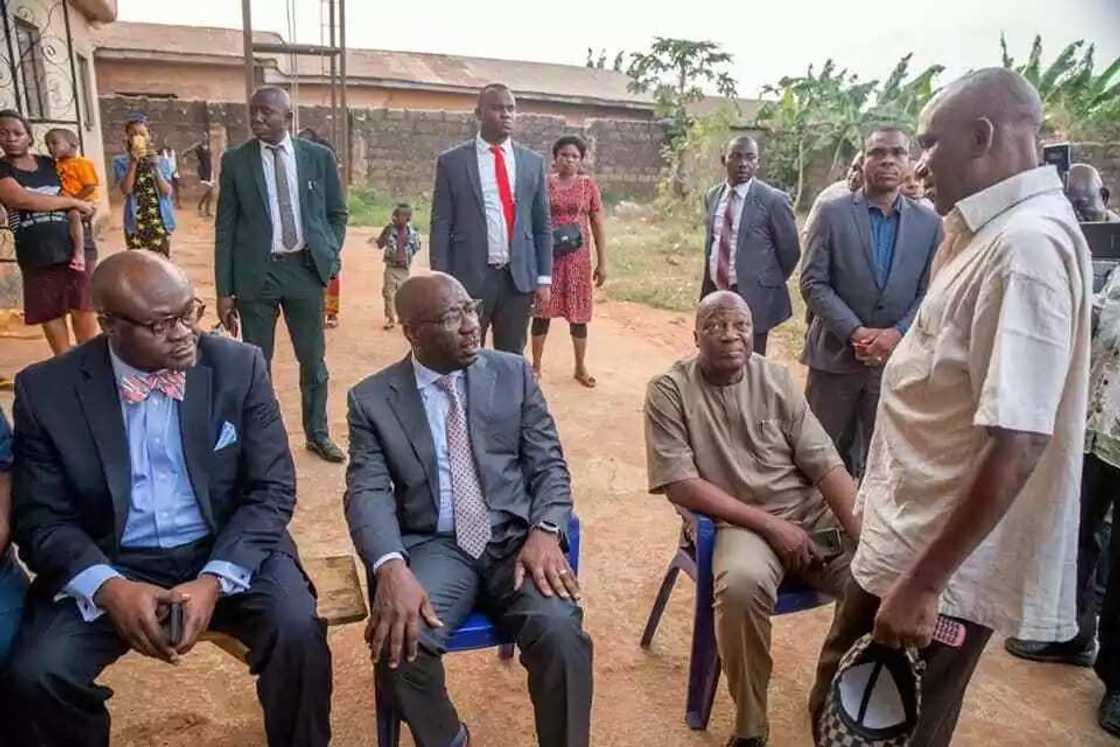 Hotunan ta'aziyyar Gwamna Obaseki ga iyalan direban da 'dan sanda ya kashe a Edo Hotunan ta'aziyyar Gwamna Obaseki ga iyalan direban da 'dan sanda ya kashe a Edo