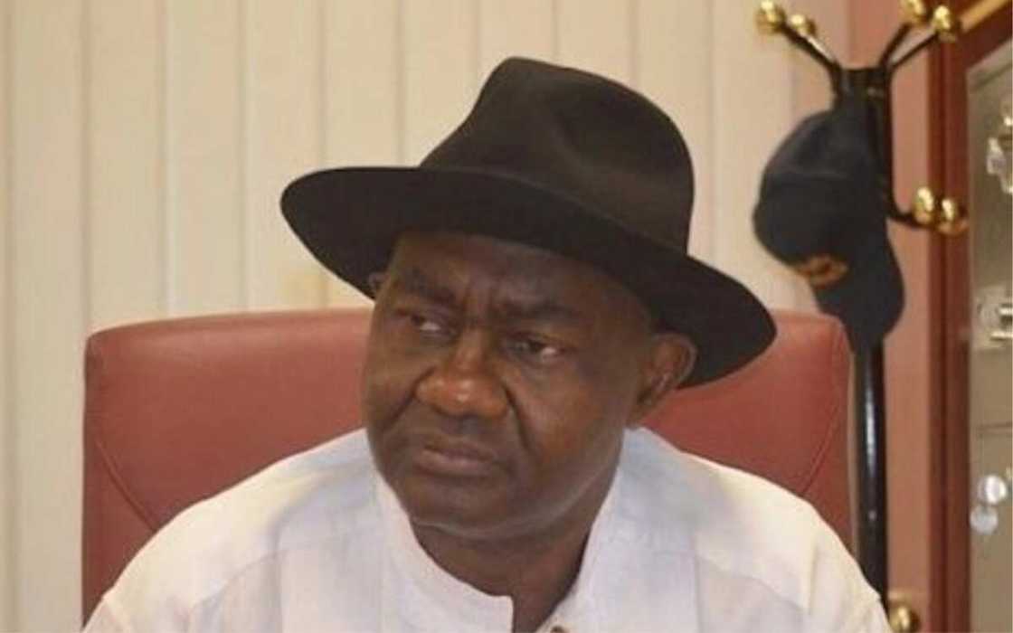 Cin mutunci: Yadda ministan Buhari ya tozarta wani Sanata a gaban matar sa Cin mutunci: Yadda ministan Buhari ya tozarta wani Sanata a gaban matar sa