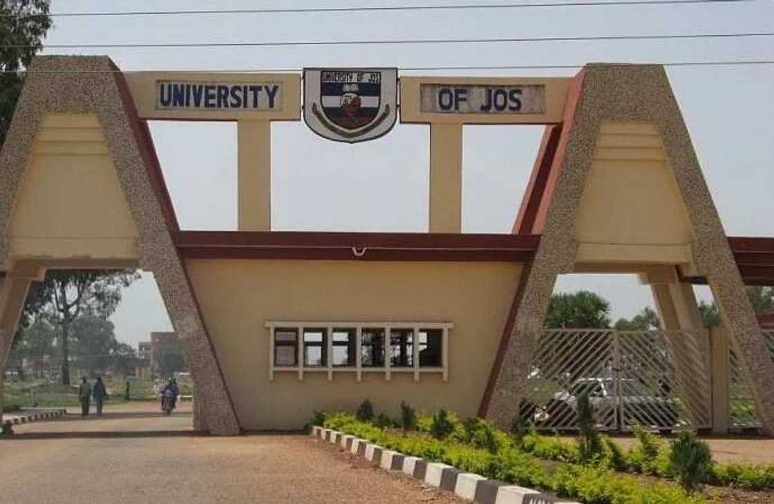 Kofar shiga jami'ar UNIJOS.