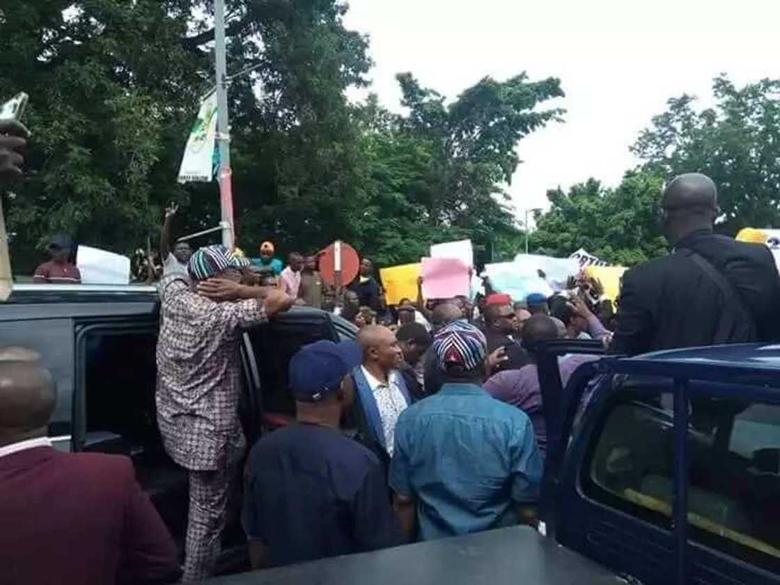 Breaking: Benue youths block Ortom from meeting APC leaders in Abuja Breaking: Benue youths block Ortom from meeting APC leaders in Abuja