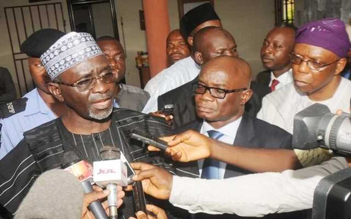 Sanata Shekarau ya ce babu karba-karba a tsarin APC, ya bawa 'yan Nigeria shawara akan zaben 2023 Sanata Shekarau ya ce babu karba-karba a tsarin APC, ya bawa 'yan Nigeria shawara akan zaben 2023