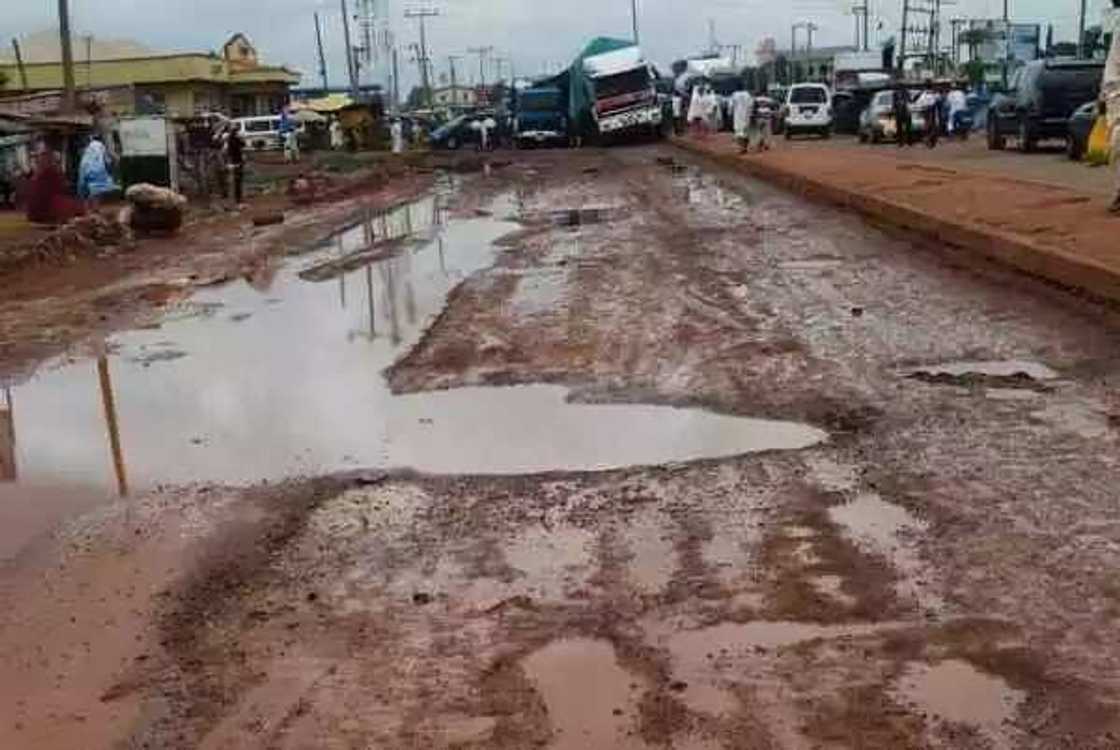 Hanyoyi biyar da suka fi janyo haddura a Najeriya Hanyoyi biyar da suka fi janyo haddura a Najeriya