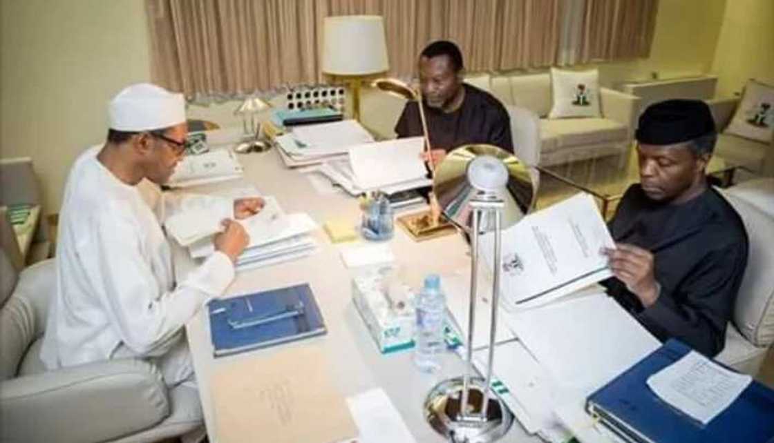 Buhari ya aika da takardar kasafin kudin shekarar 2017 Buhari ya aika da takardar kasafin kudin shekarar 2017