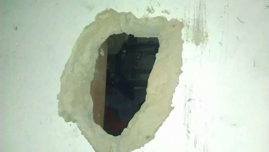 Thief caught and beaten while trying to break into boutique in Delta state Thief caught and beaten while trying to break into boutique in Delta state