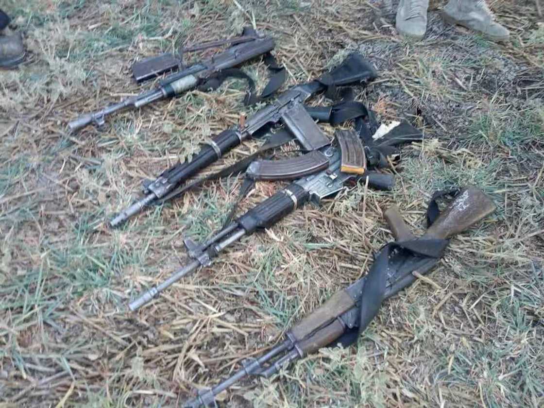 Dakarun sojin sun kara yiwa mayakan kungiyar Boko Haram 23 raga-raga, duba hotunan makaman da aka samu Dakarun sojin sun kara yiwa mayakan kungiyar Boko Haram 23 raga-raga, duba hotunan makaman da aka samu