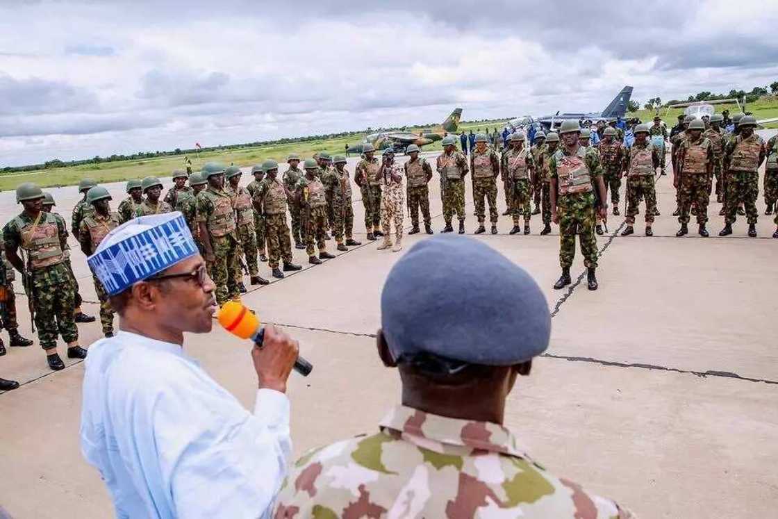 Da duminsa: Buhari ya kai ziyarar bazata ga rundunar Ofireshon Daji, Diran Mikiya Da duminsa: Buhari ya kai ziyarar bazata ga rundunar Ofireshon Daji, Diran Mikiya