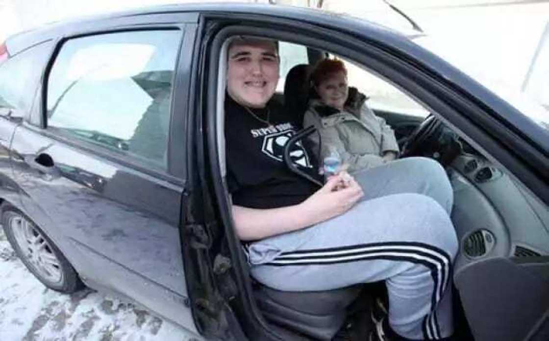 Bazaku yarda da tsawon wannan saurayin ba mai tsawo Bazaku yarda da tsawon wannan saurayin ba mai tsawo