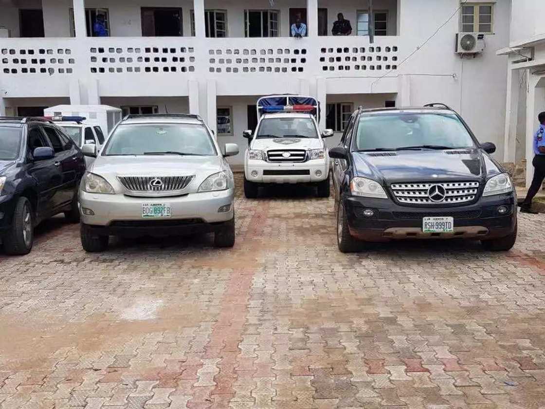 Hotunan wasu rikakkun barayi dake kwacen motocin alfarma Hotunan wasu rikakkun barayi dake kwacen motocin alfarma