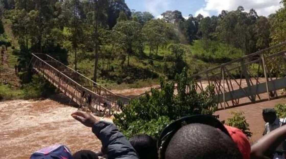 Cakwakiya: wata gada ta rufta da wani Gwamna da mataimakinsa yayin da suke daukar hoton ‘Selfie’ Cakwakiya: wata gada ta rufta da wani Gwamna da mataimakinsa yayin da suke daukar hoton ‘Selfie’