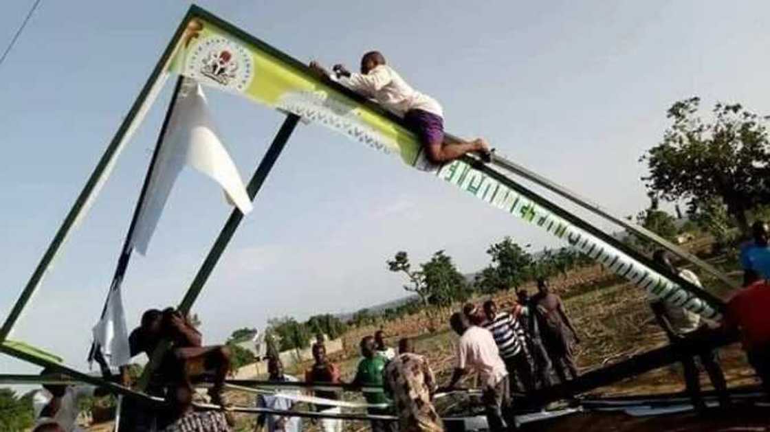 Mafusatan matasa sun lalata allunan kamfe din Buhari a garin Kano Mafusatan matasa sun lalata allunan kamfe din Buhari a garin Kano