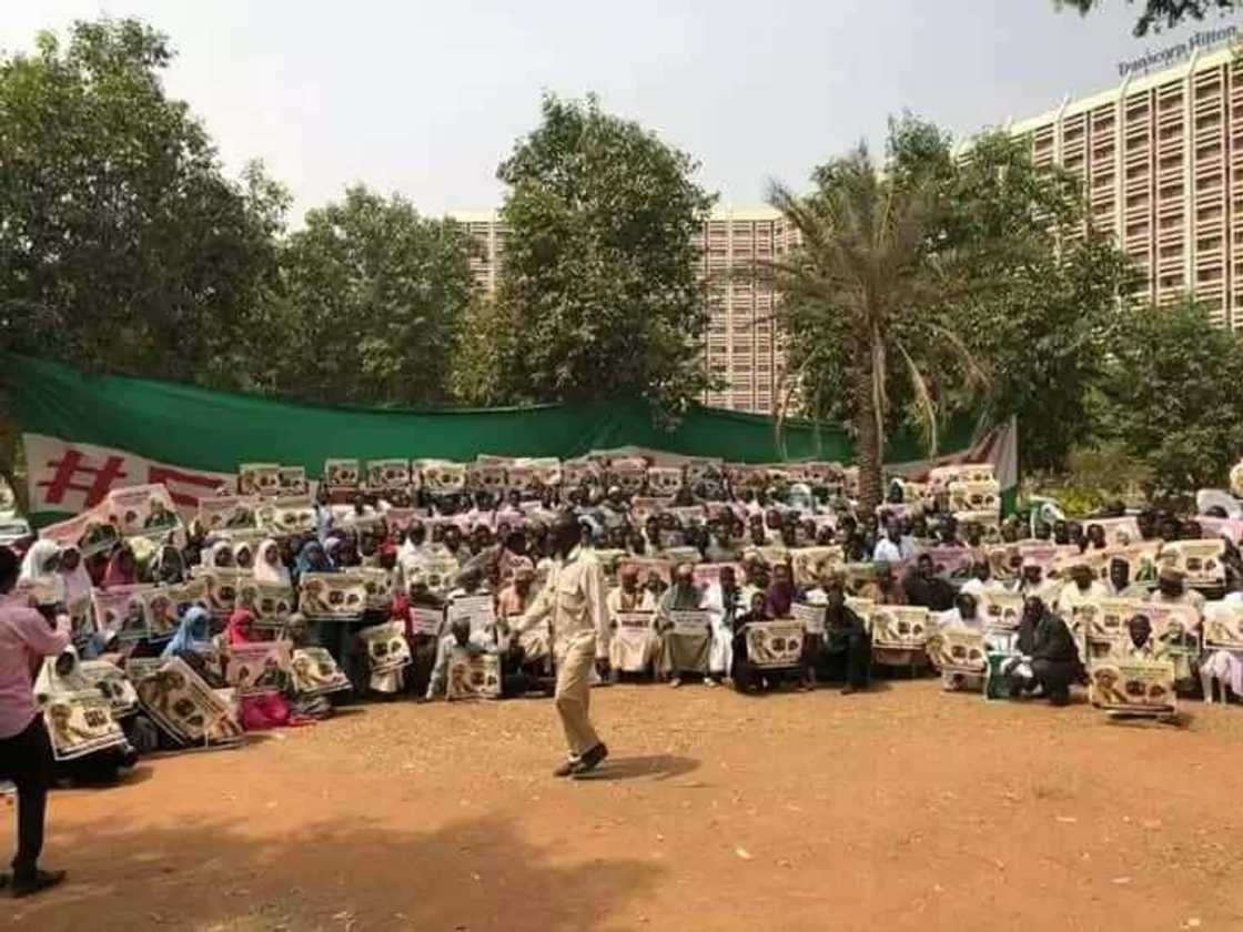 Mabiya Shi’a na ci gaba da zaman dirshan a Abuja don ganin an saki Zakzaky (hotuna) Mabiya Shi’a na ci gaba da zaman dirshan a Abuja don ganin an saki Zakzaky (hotuna)