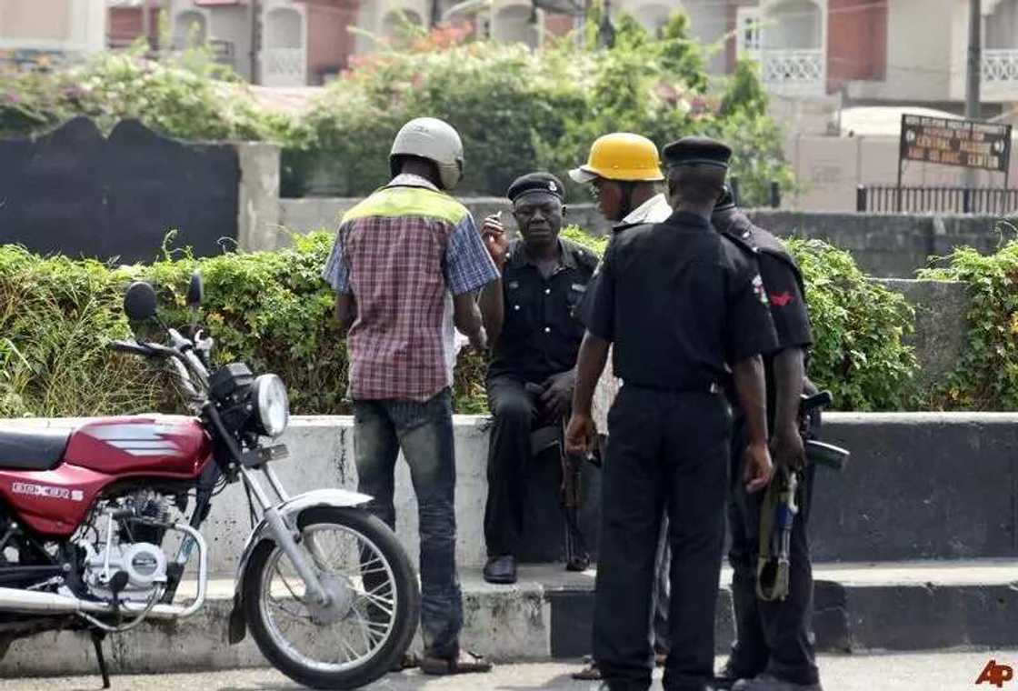 Yan sanda masu amsan cin hanci sunci mutuncin mutane Yan sanda masu amsan cin hanci sunci mutuncin mutane