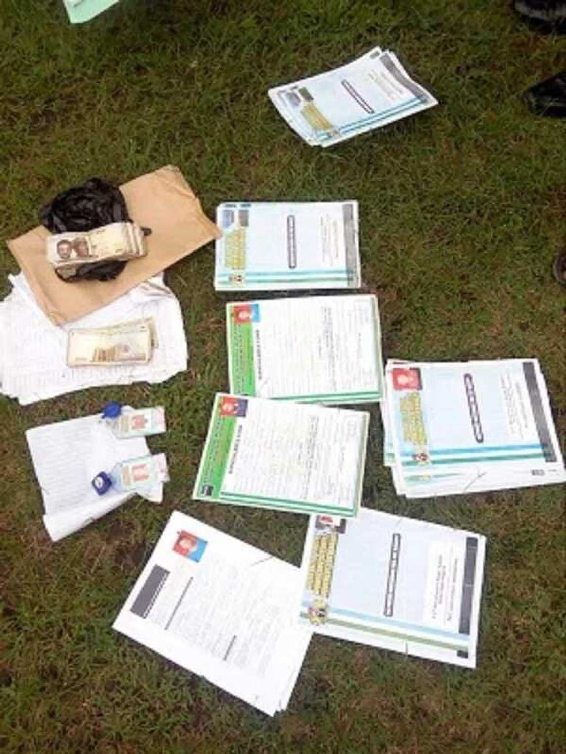 Police parades suspected fraudsters scamming people with President Buhari’s name Police parades suspected fraudsters scamming people with President Buhari’s name