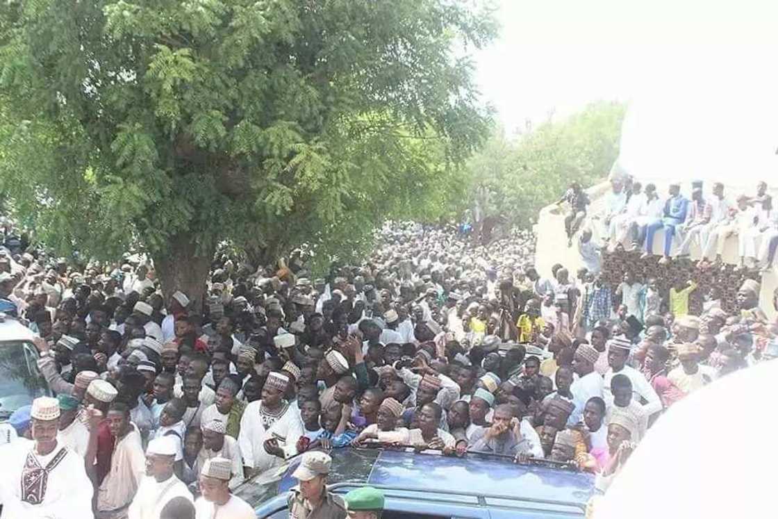 Hawaye sun kwaranya yayinda aka binne Marigayi Isyaka Rabiu a Kano (hotuna)