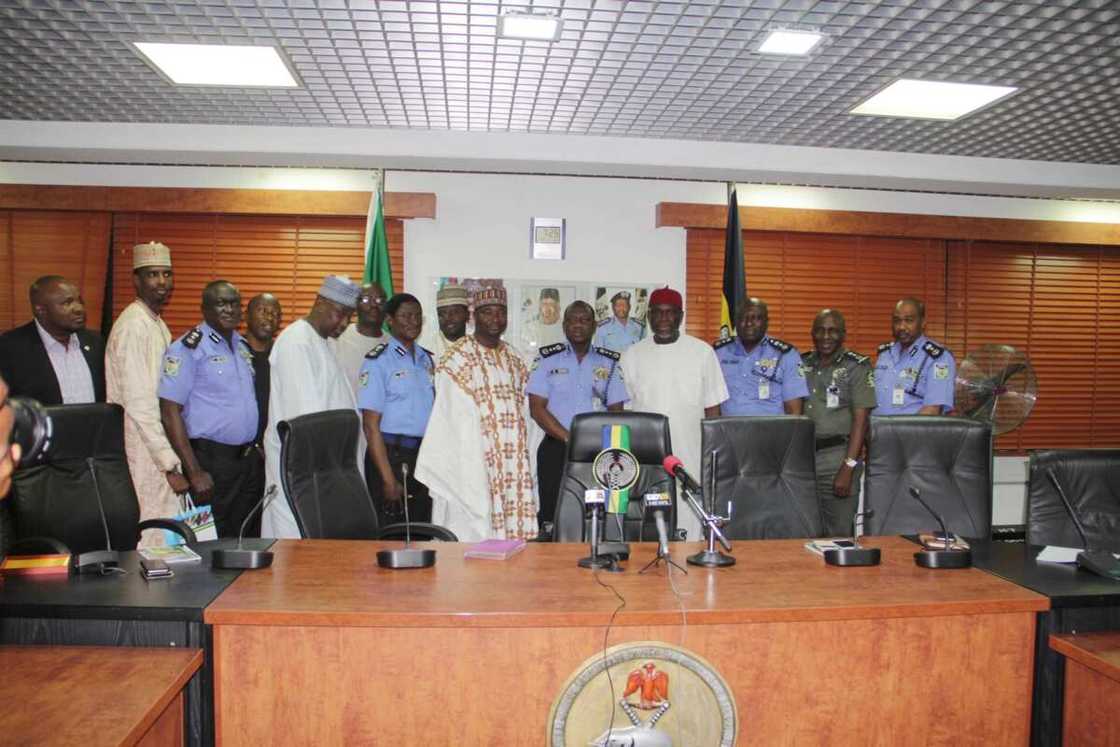 Manyan dilolin mai sun tabbatar da samuwar wadataccen man fetur a Najeriya Manyan dilolin mai sun tabbatar da samuwar wadataccen man fetur a Najeriya