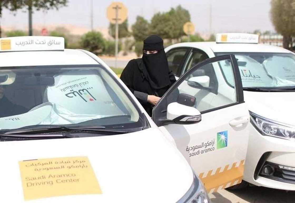 Kalli hotunan yadda ake koya wa mata tukin mota a Saudiyya Kalli hotunan yadda ake koya wa mata tukin mota a Saudiyya