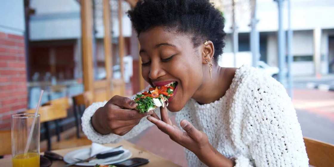 Importance of personal hygiene for food handlers Importance of personal hygiene for food handlers