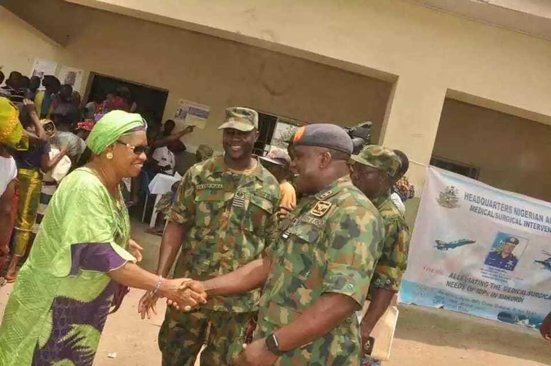 Sojin Saman Najeriya sun fara aikin duba marasa lafiya na kwanki 3 a sansanin 'yan gudun hijira na Benuwai Sojin Saman Najeriya sun fara aikin duba marasa lafiya na kwanki 3 a sansanin 'yan gudun hijira na Benuwai