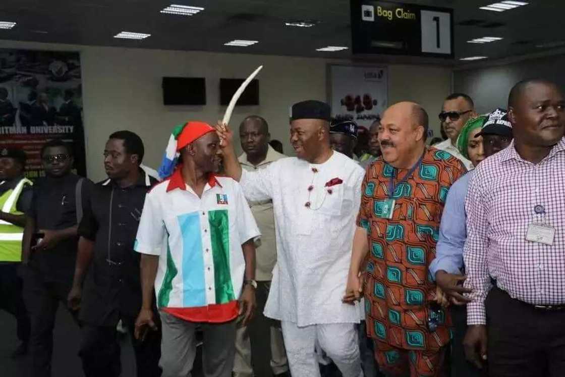 Sunaye da mukaman manyan jigogin PDP da zasu bi Akpabio zuwa jam’iyyar APC Sunaye da mukaman manyan jigogin PDP da zasu bi Akpabio zuwa jam’iyyar APC