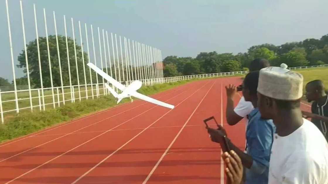 Daliban Jami’ar ABU sun kera jirgi mai yawo da kan sa Daliban Jami’ar ABU sun kera jirgi mai yawo da kan sa