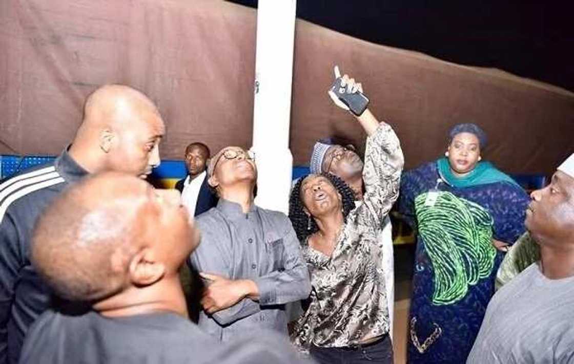 Gwamna Nasir Ahmad El-Rufai kenan yana duba fitilun kan titi da aka saka a cikin garin Kaduna da kan sa Gwamna Nasir Ahmad El-Rufai kenan yana duba fitilun kan titi da aka saka a cikin garin Kaduna da kan sa