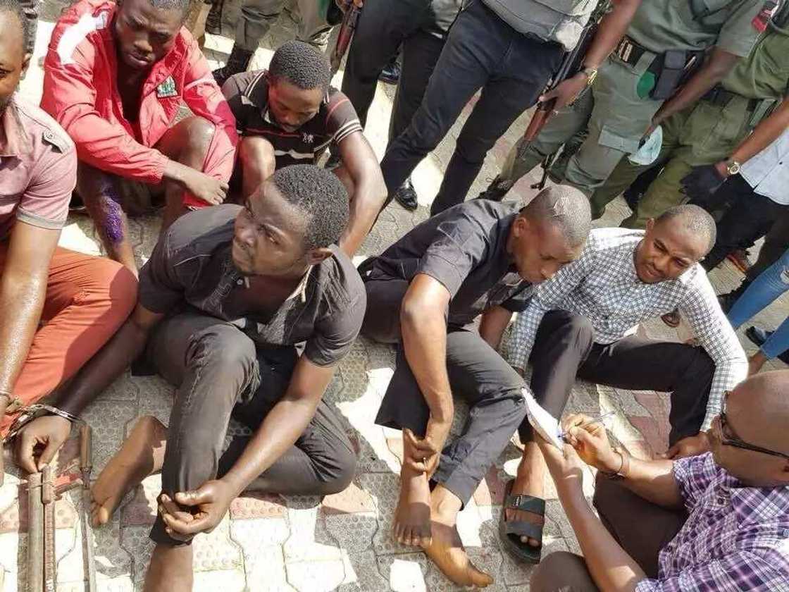 Hotunan wasu rikakkun barayi dake kwacen motocin alfarma Hotunan wasu rikakkun barayi dake kwacen motocin alfarma