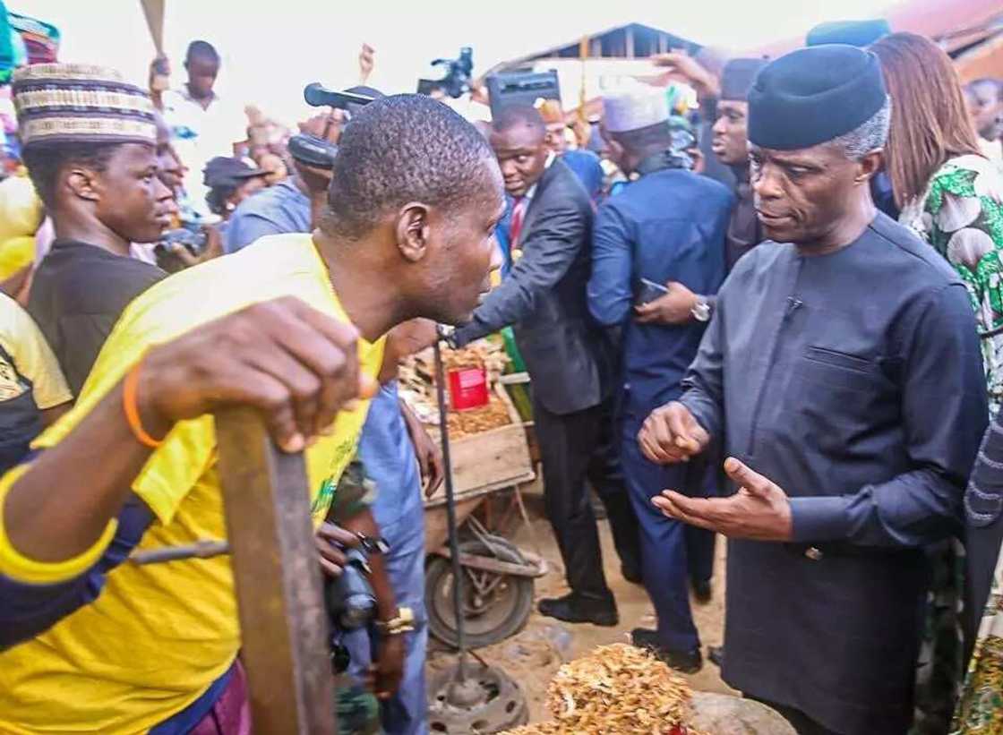 Young girl who beat security to grab Osinbajo's hands in Nyanya market is now VP's 'daughter' Young girl who beat security to grab Osinbajo's hands in Nyanya market is now VP's 'daughter'
