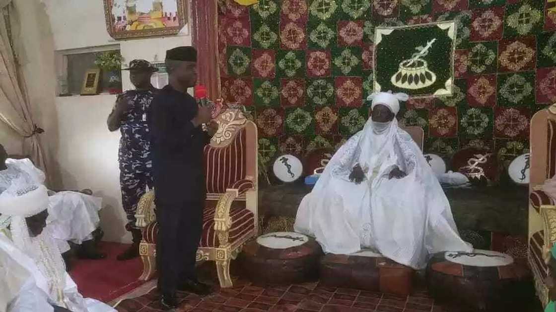 Mu na alfahari da goyon bayan ka akan 'Dan mu, Buhari - Sarkin Daura ga Osinbajo