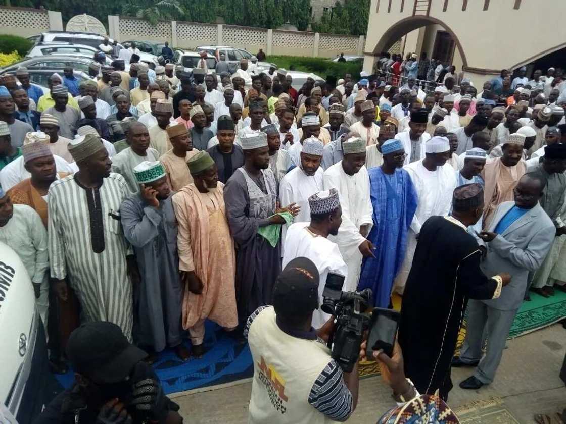 Shekarau ya gana da dubban magoya bayansa, ya fadi dalilin fita daga PDP Shekarau ya gana da dubban magoya bayansa, ya fadi dalilin fita daga PDP