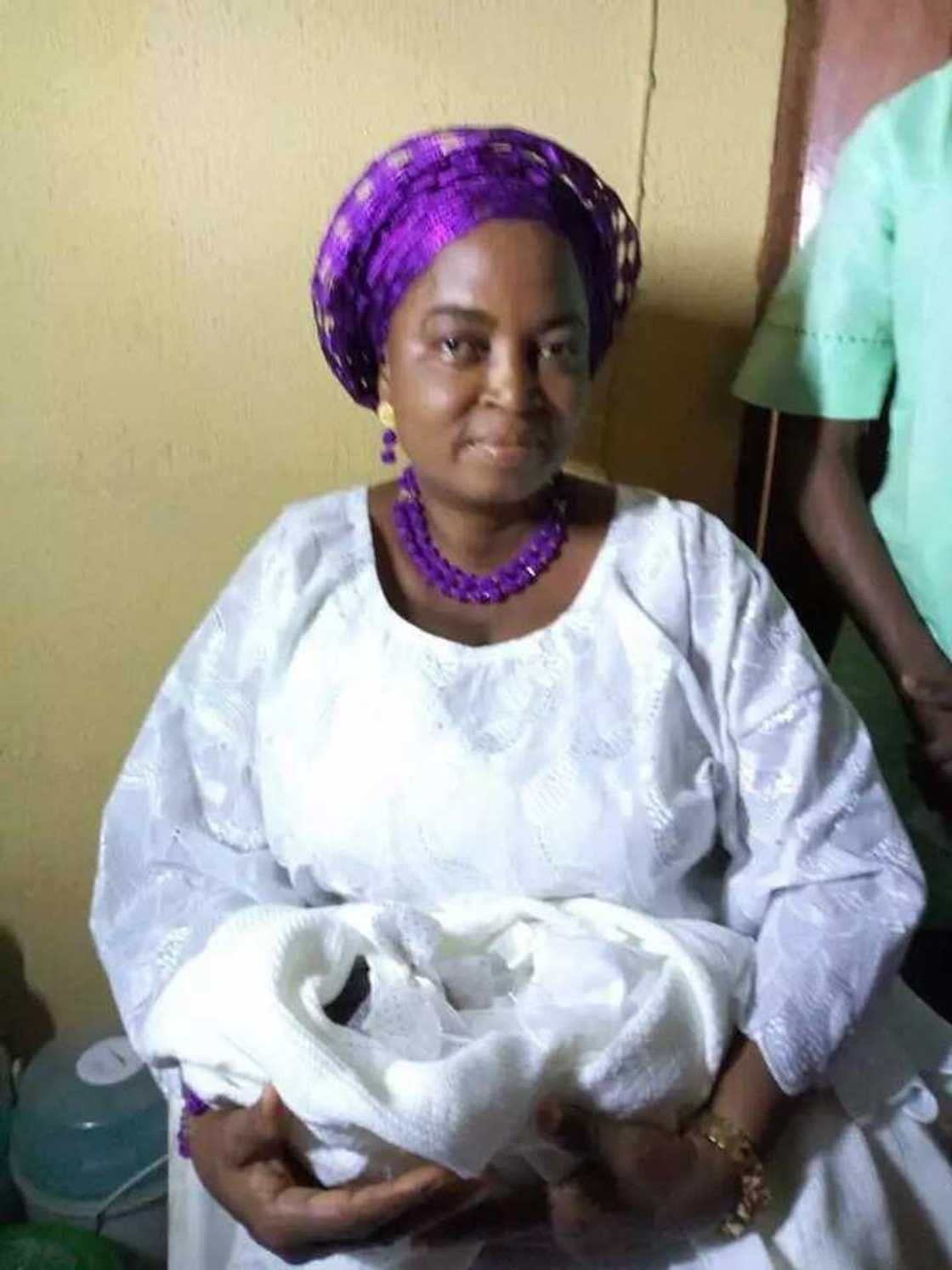 Abin mamaki: Bayana shekaru 20 da aure tsohuwa mai shekaru 52 ta haifi santaleliyar ‘yarta Abin mamaki: Bayana shekaru 20 da aure tsohuwa mai shekaru 52 ta haifi santaleliyar ‘yarta