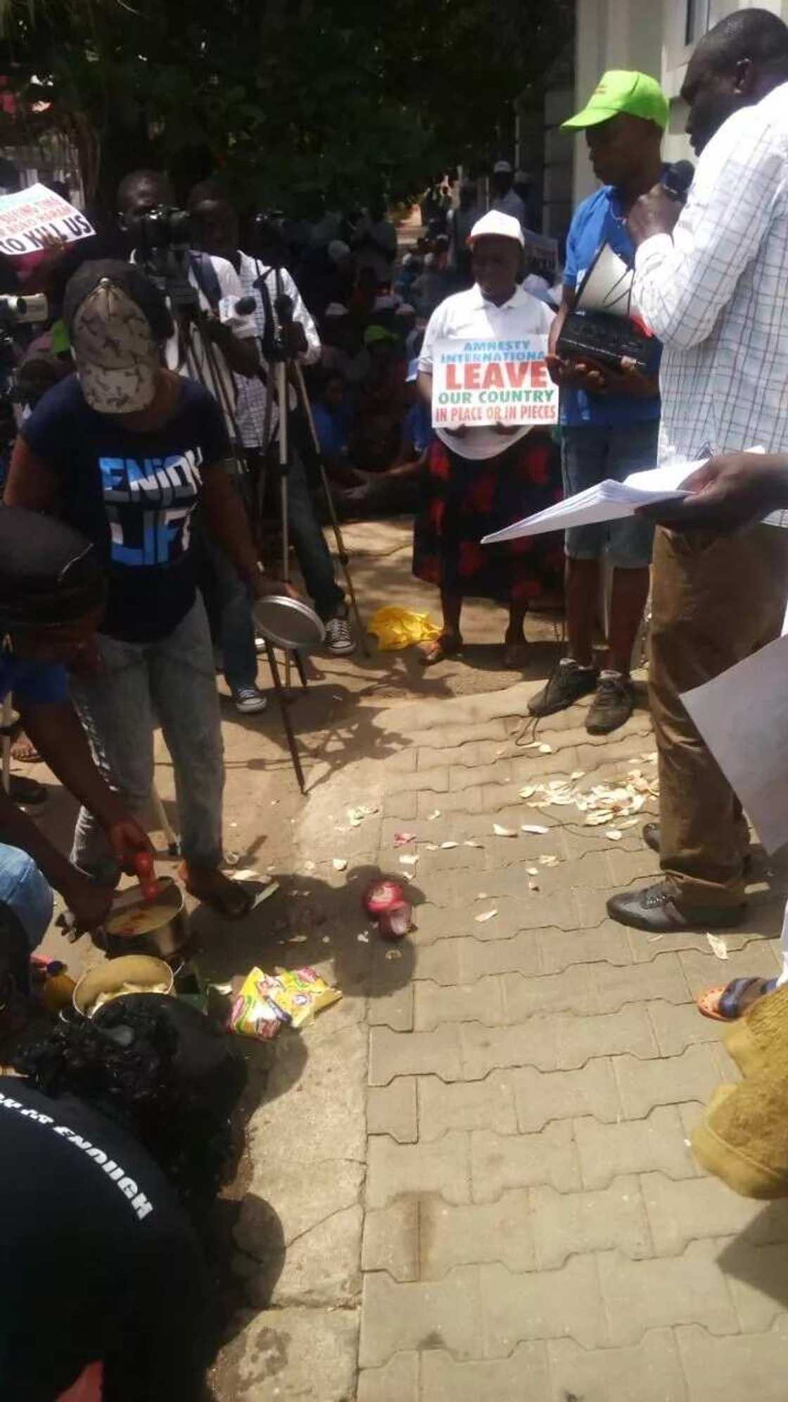 Protesting group occupies, cooks lunch in front of Amnesty International office in Abuja Protesting group occupies, cooks lunch in front of Amnesty International office in Abuja