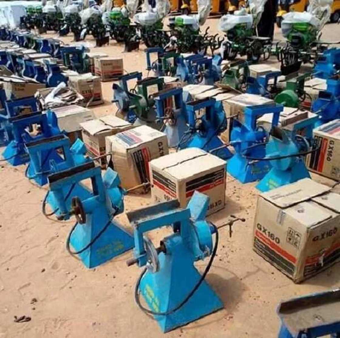 Wani dan majalisa ya raba kaya na kimanin milyan 150 ga al'ummar mazabarsa (Hotuna) Wani dan majalisa ya raba kaya na kimanin milyan 150 ga al'ummar mazabarsa (Hotuna)