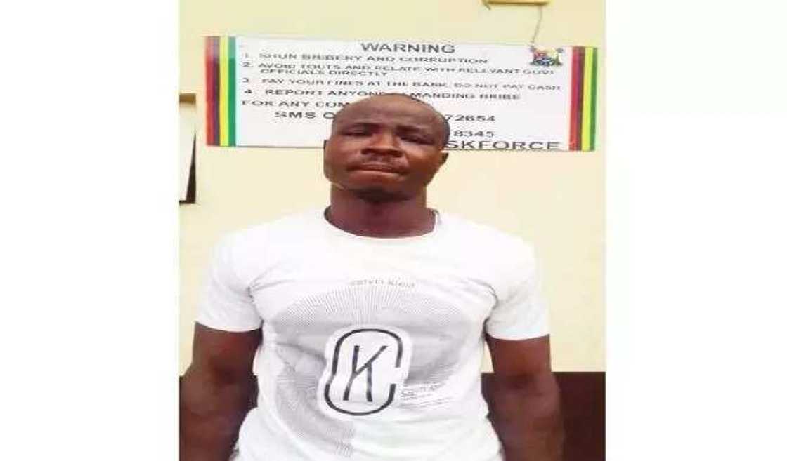 Dubun wani dan basaja a matsayin ma’aikacin gwamnati ya cika, har an yi ram da shi Dubun wani dan basaja a matsayin ma’aikacin gwamnati ya cika, har an yi ram da shi