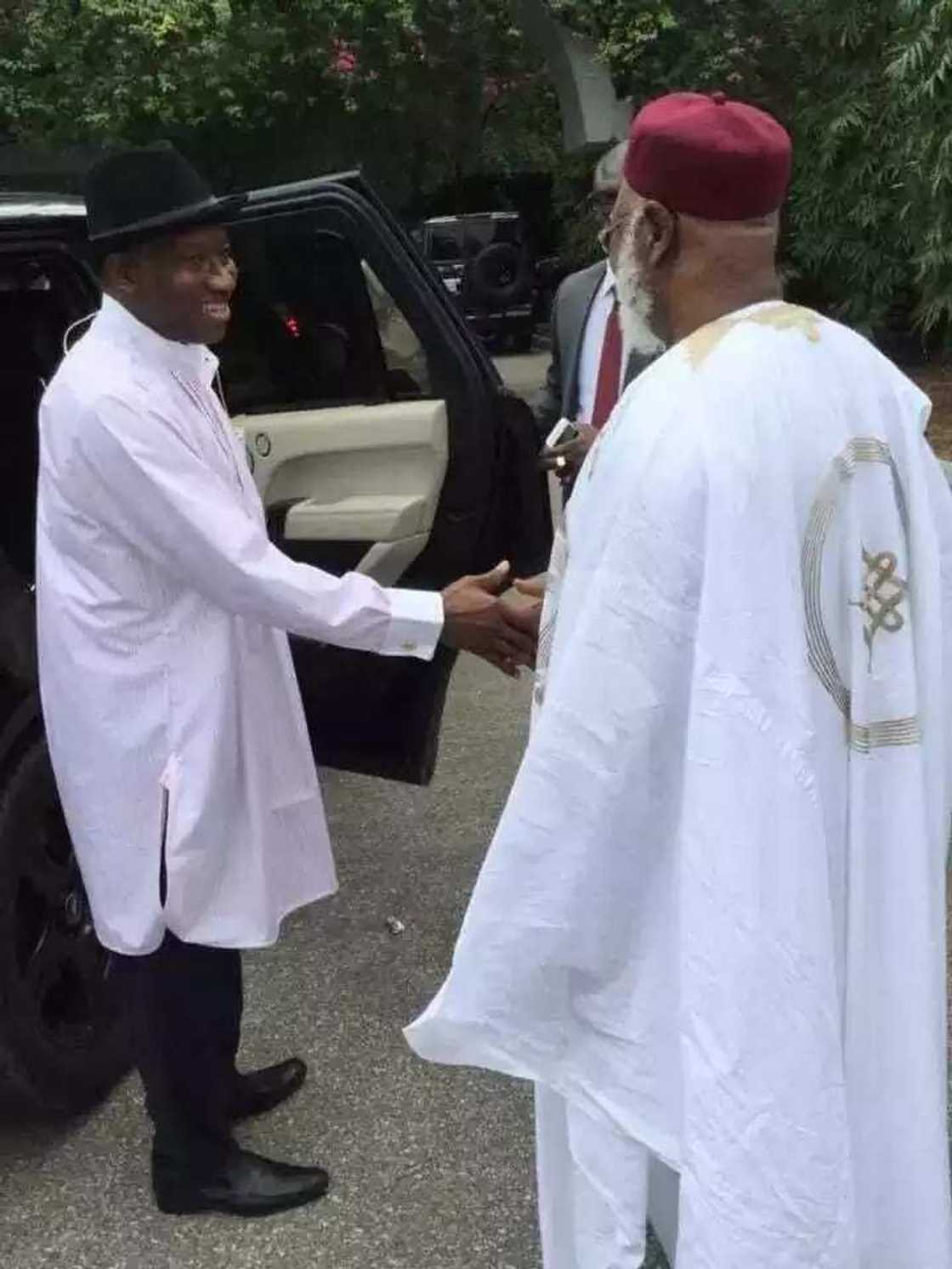 Jonathan ya ziyarci Abdulsalam da Babangida a Mina Jonathan ya ziyarci Abdulsalam da Babangida a Mina